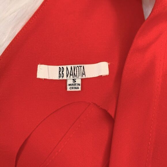 NEW BB DAKOTA Hudson bodycon dress Vneckline front & back sleeveless - Picture 3 of 7